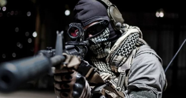 Interesting COD Modern Warfare Cosplay